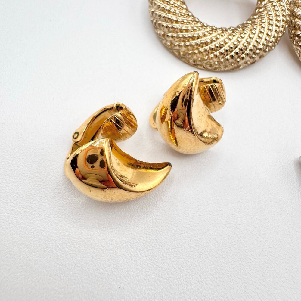 Vintage 3 Pair Clip On Earring Lot Includes Trifari & Unsigned Door Knocker - Picture 12 of 13